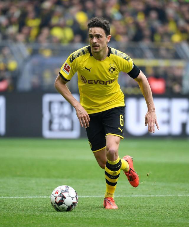 里昂训练开放日；冲刺阶段外线爆发引欢呼；德甲在即；赛程密集仍需轮换-开云集团