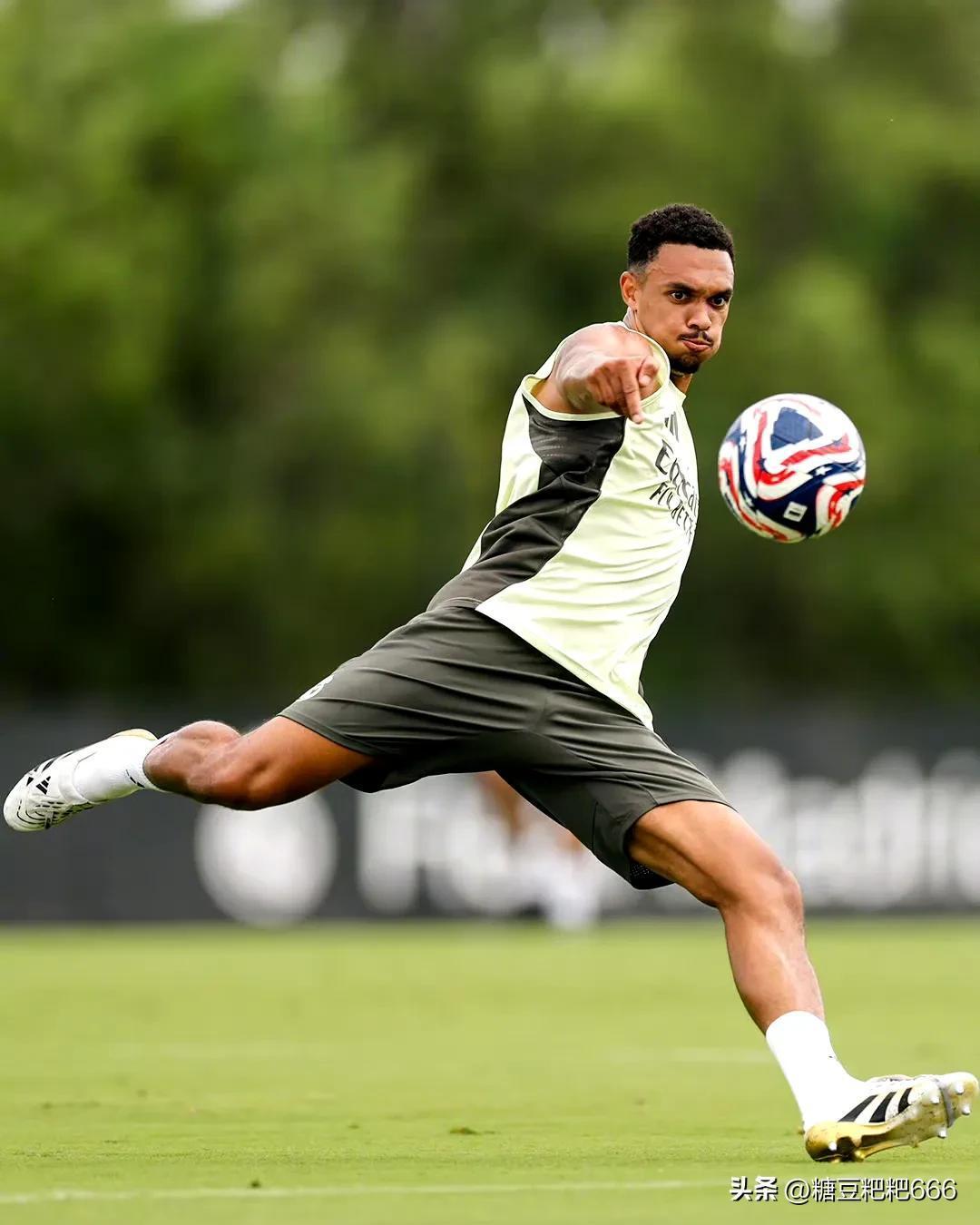 里昂训练开放日；冲刺阶段外线爆发引欢呼；德甲在即；赛程密集仍需轮换