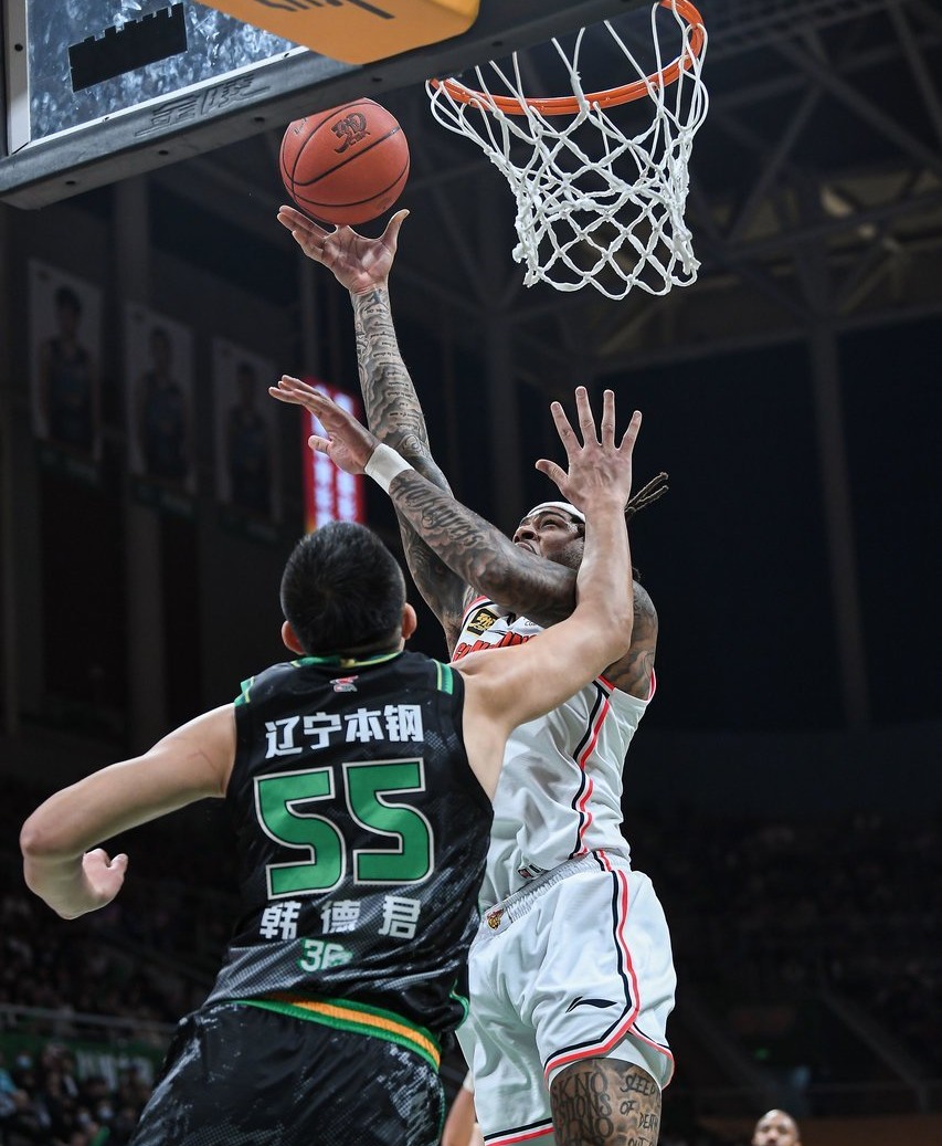 赛前体能课后，曼城外线爆发备战CBA常规赛，态度坚定，控场能力受关注(cba广东上调2米)